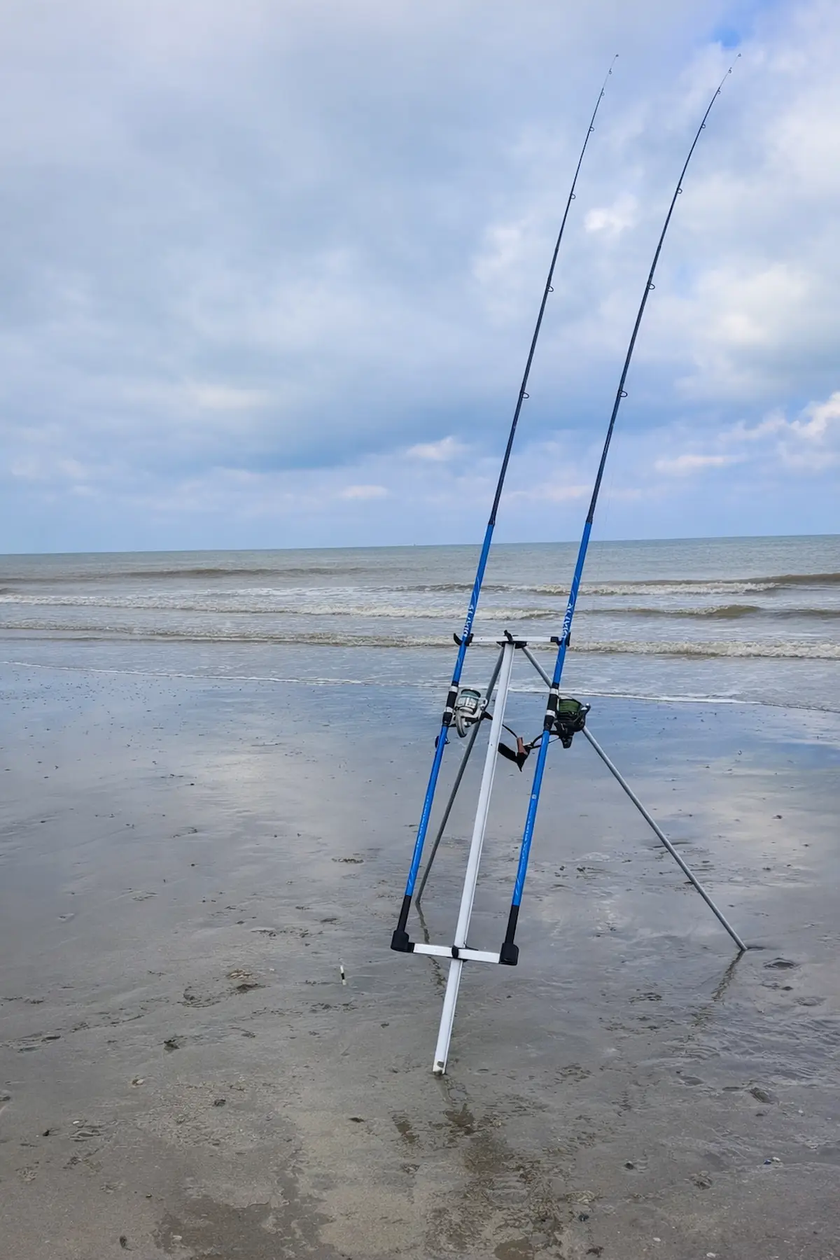 Cannes de surfcasting sur trépied installées sur une plage de la mer du Nord en Belgique