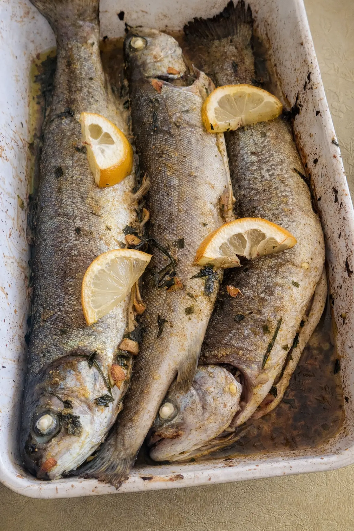 Truites au four avec citron et herbes accompagnées de pommes de terre